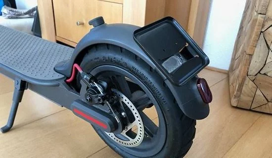 Vroem Verzekeringsplaat Houder Voor Xiaomi Mijia M365 (PRO) - M365 Accessoires - Elektrische Step - Scootmobiel - Kentekenhouder - Zwart 4 Vroem Verzekeringsplaat Houder Voor Xiaomi Mijia M365 (PRO) - M365 Accessoires - Elektrische Step - Scootmobiel - Kentekenhouder - Zwart - Afbeelding 4