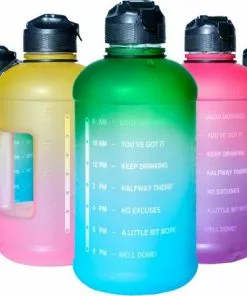 Quality Needz - Bidon - 2 Liter - Waterfles - Stevig & Handig Handvat - Sportfles - Waterfles Met Tijdmarkeringen - Gallon - Water Bottle - Grote - Waterfles Met Rietje