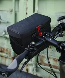 AGU Box Performance Stuurtas KLICKfix - Waterafstotende Fietstas Van Gerecycled Polyester - 3M Reflectie - 8 Liter - Zwart -Fietsen-accessoires Verkoopwinkel 550x826 1